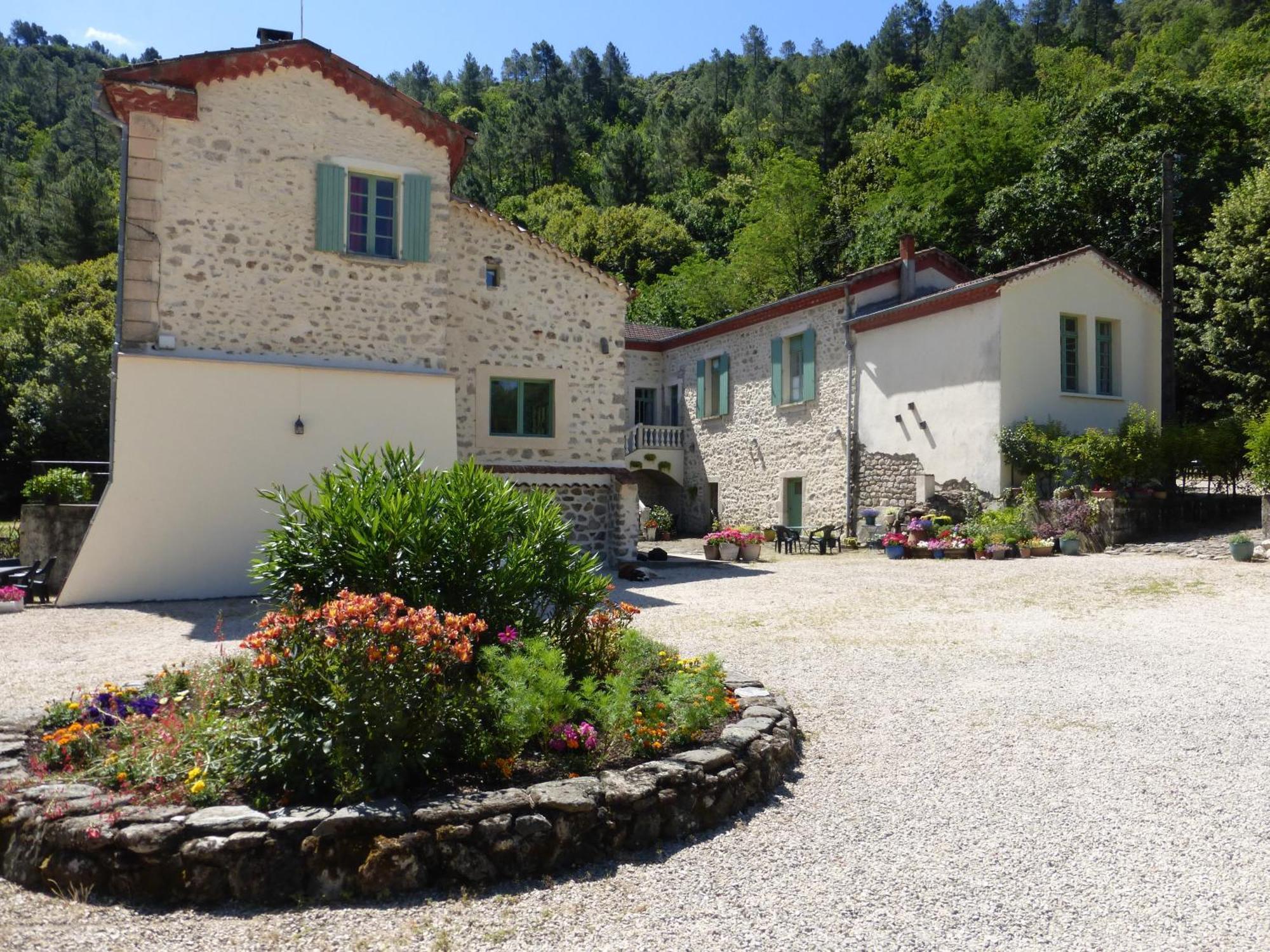 Chateau Du Fraissinet, 6 Gites Sleeping 2-8 Guests, Pool And River On Site La Tronche  Exterior foto